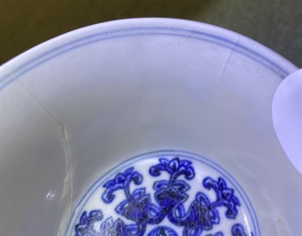 Een Chinese blauw-witte stem cup met Lan&ccedil;a inscripties, Qianlong merk en periode